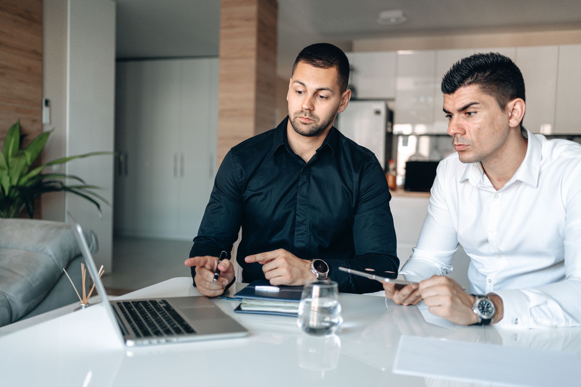 Coût création entreprise : micro‑entreprise gratuite, société 33,83 €