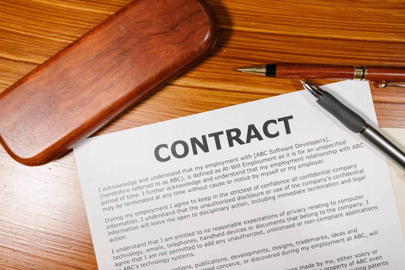 Contrats essentiels à rédiger pour créer une entreprise